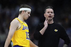 里夫斯的恢复进展如何？雷迪克：他在持续进步 一切顺利