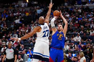 系列赛至今约基奇对位戈贝尔71分钟 28中11而且出现10次失误！