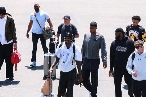 力争3-0！湖人官推晒球队客场登机照：飞往休斯敦