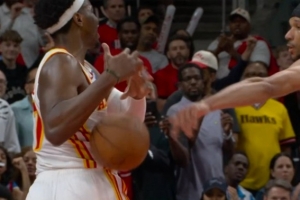 右手打到奥孔武了！哈特篮板反抢被吹犯规 尼克斯挑战失败