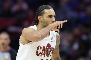 外线有谱！泰森接球出手三分命中 帮助骑士扳平比分