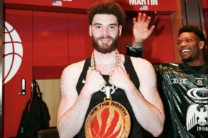 奇兵！贾米森·巴特尔更衣室戴上大金链子和球队金牌logo