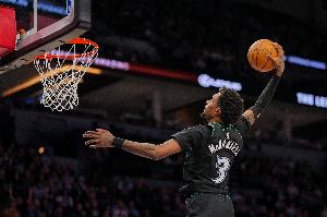 太强了！麦克丹尼尔斯13中9高效砍20分10板 秀十佳球级别暴扣