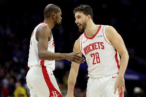 申京：湖人包夹KD时我们要利用好人数优势 但快速做决定并不容易