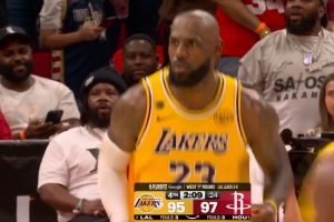 二十年前就这么打球！斯玛特送抛传 詹姆斯一飞冲天双手空接暴扣