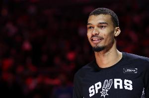 气氛组出场！赛后文班带头鼓掌 又逐一和队友击掌庆祝