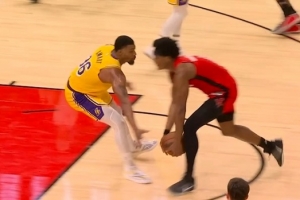 怎么能这么厉害？阿门快速反击 斯玛特单防倒地刀球造前者失误