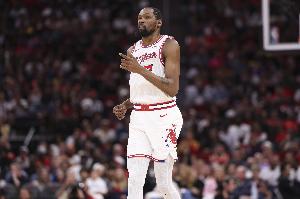 Shams：杜兰特在G2扭伤脚踝并出现肿胀 目前已消肿&本人希望出战