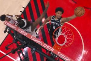 技惊四座！哈珀过掉防守后单臂暴扣使文班捂脸&韦德惊叹 给九分？