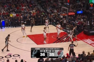 回应球！卡斯尔低位迎着防守急停跳投打成2+1