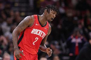 登场了但没啥用呀！芬尼-史密斯被激活 半场不到5分钟仅拿4板1断