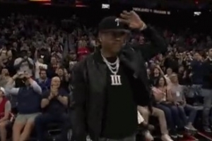 好久不见！艾弗森现场观战76人与绿军比赛 与主场球迷致意