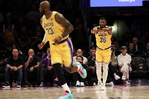 杨鸣：无东契奇里夫斯湖人首节39分 多点开花 詹姆斯还没怎么出力