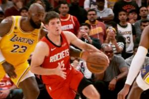 超干净！詹姆斯绝命抢断：伸进谢泼德腋下 精准将球打飞