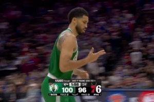 站出来了！塔图姆外线接球稳一下直接命中三分球