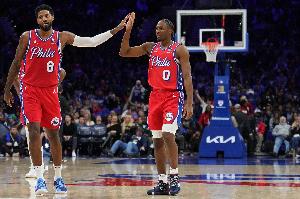 外线开火！第三节马克西和乔治各自命中两记三分 合砍20分