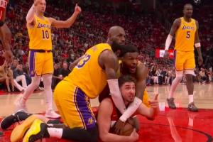 包夹父子兵！申京转身到内线被两个詹姆斯联手防下来了！