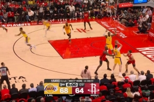 这才像话！阿门原地暴起抓下前场篮板 挂着防守打成2+1