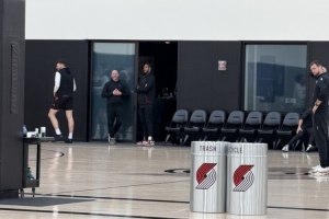 老熟人好久不见！阿尔德里奇出现在开拓者的训练场