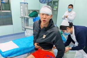 10分钟遭两连击！泰山小将彭逸翔晒伤口：压根不是踢球；吃了一肘