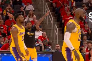 上阵父子兵！詹姆斯+“詹姆斯”连得8分 谁能顶得住啊！