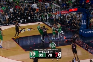 飞起来了！绿军出现失误 埃奇库姆反击挑篮取分