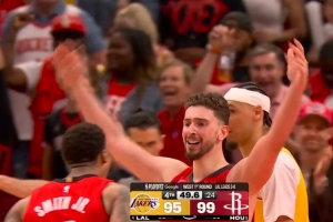 你应该站出来！申京持球强突慢三步左手上篮撂进 打停湖人！