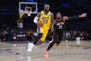 詹姆斯场均25+9+8 此前从未有33岁+球员季后赛连续三场场均25+8+8