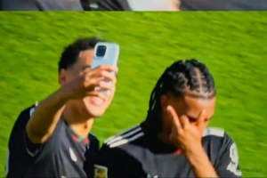 逆转美因茨赛后穆西亚拉想与奥利塞合影，被后者“竖中指”拒绝