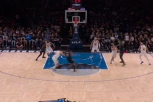 偷师约基奇？兰德尔精彩横传穿越防守 里德空位三分正中靶心