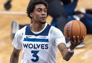 垃圾时间上篮引冲突！麦克丹尼尔斯11中4贡献12分8板 正负值+14