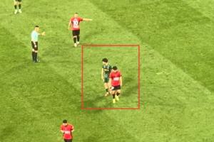 不满判罚！现场视频：王钰栋疑似冲傅明说了什么，被出示黄牌