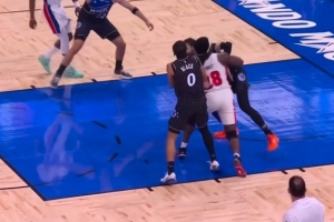 你俩得重点照顾！比塔泽和斯图尔特两恶汉互相推搡 最终双方技犯