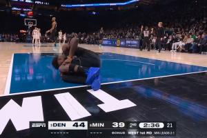 又伤退一员爱德华兹落地左膝过度伸展 已被队友搀扶离场！