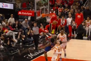 太危险了！阿努诺比扣篮被基斯珀特犯规拉下 前者重摔倒地