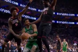 太离谱了！恩比德掐塔图姆脖子没吹犯规 加尔扎正常防恩被吹犯规