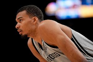 下半场无限切扣！文班复出展现DPOY风采 狂揽27分11板4断7帽