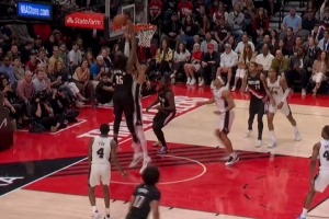 脚都没离地！文班亚马篮下双手举高直接站帽罗威