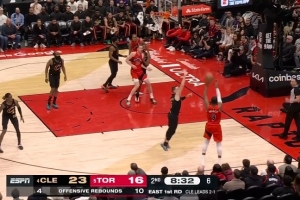 开张了！猛龙拼下前场篮板后巴雷特三分穿针 全队三分15中1