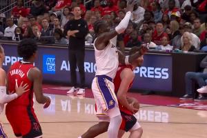 今天12中9！艾顿肘击打到申京面部 裁判看回放直接吹二级恶犯驱逐