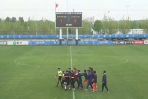 贴脸输出！泰山U20主帅崔鹏不满判罚，怒喷“S*“、“C*M”被罚下