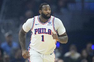 伤不起！德拉蒙德篮下对抗时腿部受伤 随即被换下场