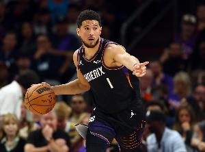 布克生涯前50场季后赛场均至少27+5+5 历史第四人&比肩东詹乔