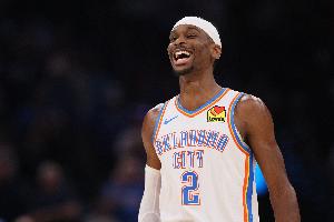 准压哨！阿杰伊·米切尔送助攻 亚历山大底角三分一箭穿心