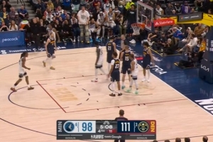 热血！兰德尔强突上篮打铁 但1抢4二次进攻打成2+1