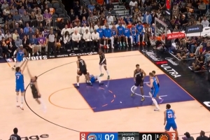 砍下22分了！亚历山大突破被包夹倒地分球 切特接锅三分压哨命中