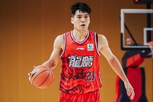 媒体人：陈国豪上一场面部被击到 出现骨裂 季后赛或戴面具出战