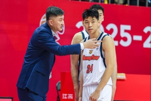 解说：广东不是因为三分投得不好而输 而是他们的防守没了