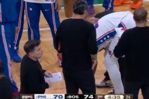 无大碍！恩比德腿部被杰伦·布朗顶了一下 简单调整后返场作战