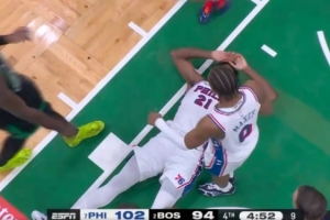 这下够狠的！恩比德篮下强攻被奎塔犯规打倒在地